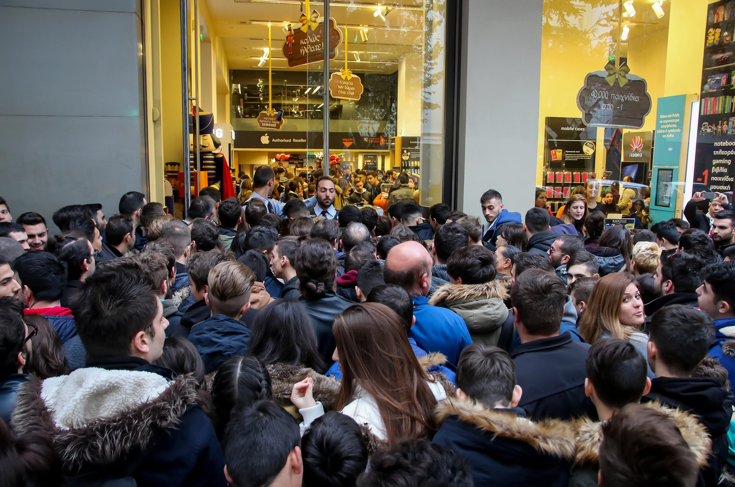 black friday shoppers trying to enter apple store but overcrowding front door